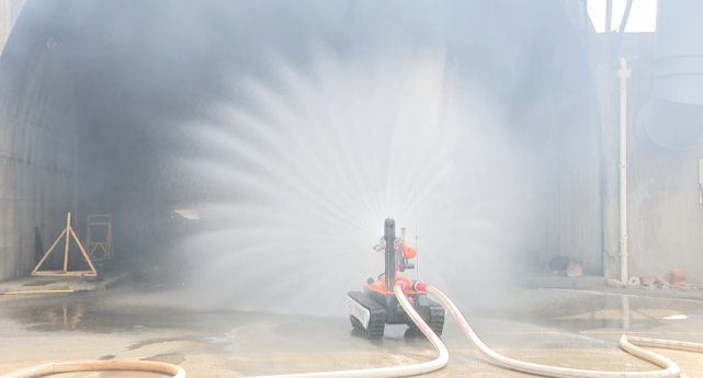 昭通首輛消防滅火機器人在昭陽區(qū)&ldquo;上崗&rdquo;凌天智能提供