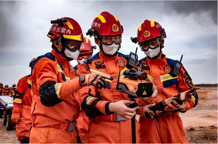 1757043695658909.jpg 內(nèi)蒙古消防開展“北疆藍(lán)光·2025”全區(qū)消防救援隊伍地震災(zāi)害救援實戰(zhàn)拉動演練.jpg